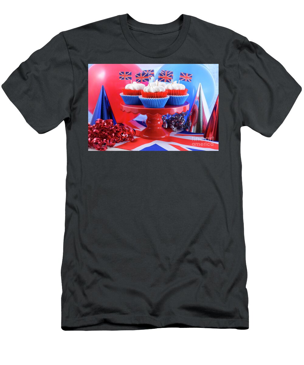 1 Party Cupcakes with UK Flags Milleflore Images T-Shirt